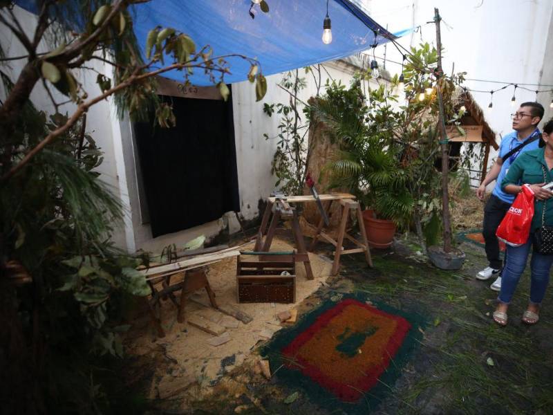 Visitantes contemplan con devoción las escenas del nacimiento y la Eucaristía en ‘El Huerto de Getsemaní’ durante Semana Santa 2026.
