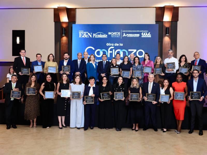 Representantes de las organizaciones posan con sus distinciones.