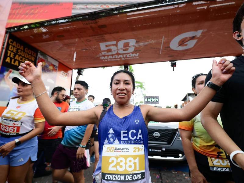 Yos Ajuchán celebra tras cruzar la meta y alzarse con el primer lugar de la Maratón LA PRENSA-Gatorade 2026.