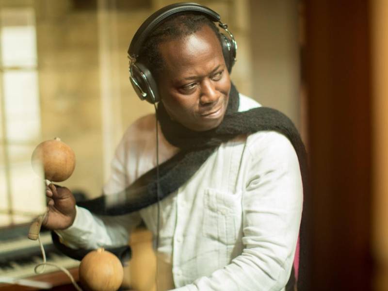 Con su estilo único, Aurelio Martínez combinó ritmos tradicionales con influencias contemporáneas, permitiendo que la música garífuna evolucione sin perder su esencia.