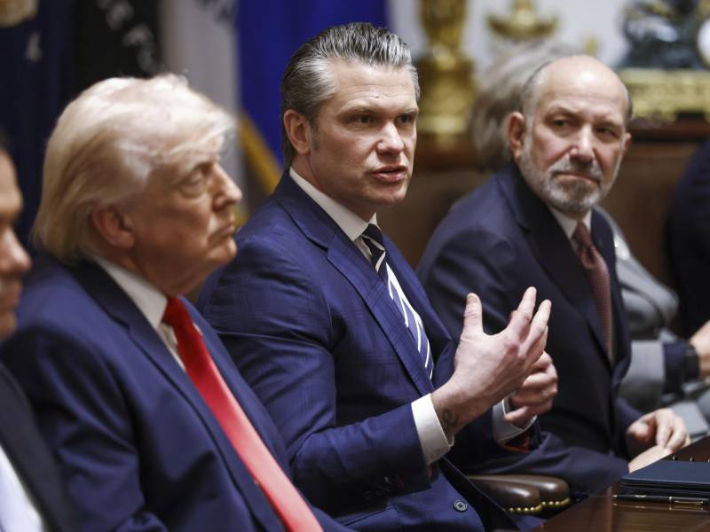 Secretario de Defensa de EE.UU., Pete Hegseth (C), junto con el presidente de EE.UU., Donald J. Trump (I), durante una reunión del gabinete en la Sala del Gabinete de la Casa Blanca en Washington, DC, EE.UU., 26 de marzo de 2026.