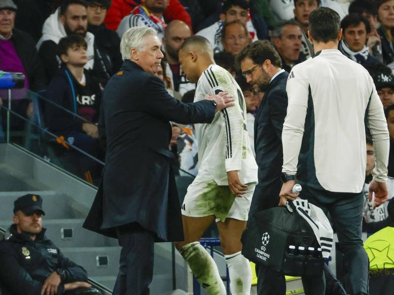 El delantero francés del Real Madrid, Kylian Mbappé, abandona el terreno de juego durante el encuentro de vuelta de cuartos de final de la Liga de Campeones que Real Madrid y Arsenal juegan hoy miércoles en el estadio Santiago Bernabéu.