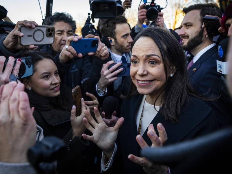 La líder opositora venezolana María Corina Machado habla con la prensa tras reunirse con un grupo bipartidista de senadores en el Capitolio de Estados Unidos, en Washington, D.C.