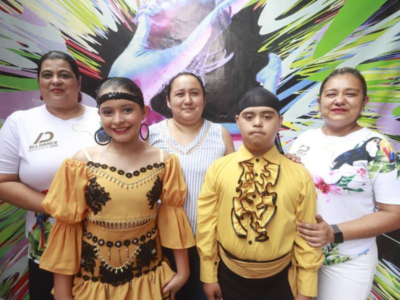 Madres de Carlota Alexandra Zelaya Girón y Andrés Eliel Mejía Mejía posan junto a sus hijos para LA PRENSA.