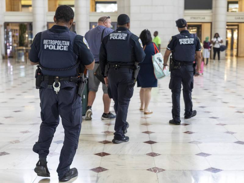 Oficiales del Departamento de Policía Metropolitana Federalizada patrullan la estación Union en Washington D. C., EE. UU.