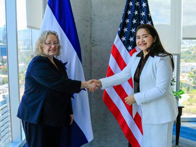 La encargada de Negocios de la embajada de Estados Unidos en Tegucigalpa, Colleen A. Hoey, y la designada presidencial Diana Baleska Herrera.