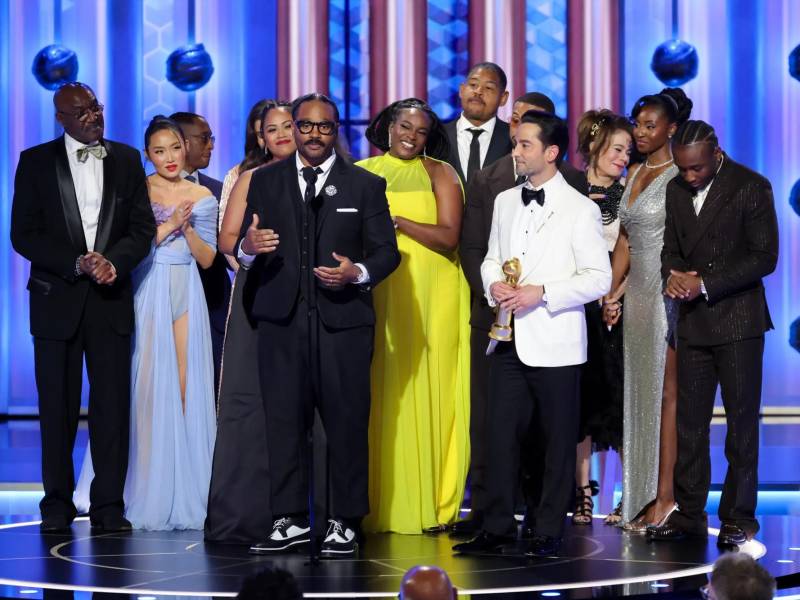 El elenco de Sinners acepta el Globo de Oro a la mejor película y a los logros de taquilla.