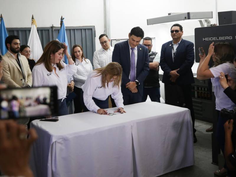 Consejeros firmando la primera papeleta electoral.