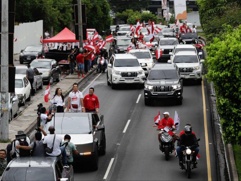 El candidato presidencial Salvador Nasralla, encabezando la caravana en el bulevar Fuerzas Armadas.