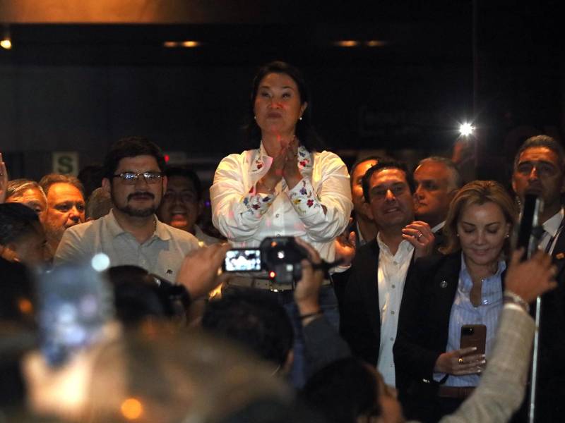 La candidata a la Presidencia de Perú Keiko Fujimori (c) celebra junto a simpatizantes tras los resultados de la segunda vuelta de las elecciones este domingo, en Lima (Perú).