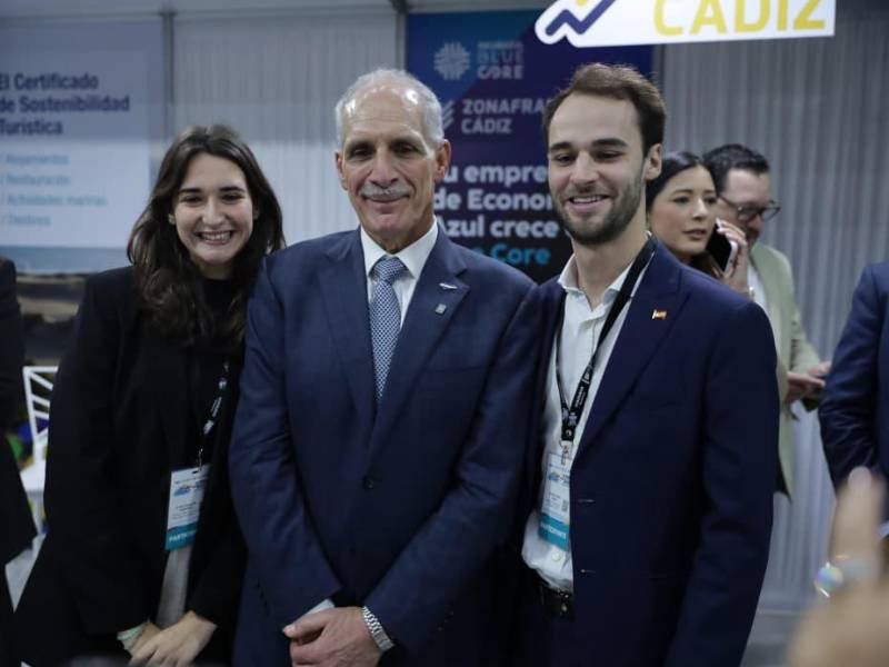 San Pedro Sula se fortaleció como sede de eventos internacionales. Fotografía de Nasry Asfura junto a destacados empresarios y representantes del turismo.