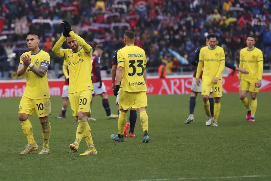 Inter tropieza ante el Bolonia y le deja el camino libre al Napoli