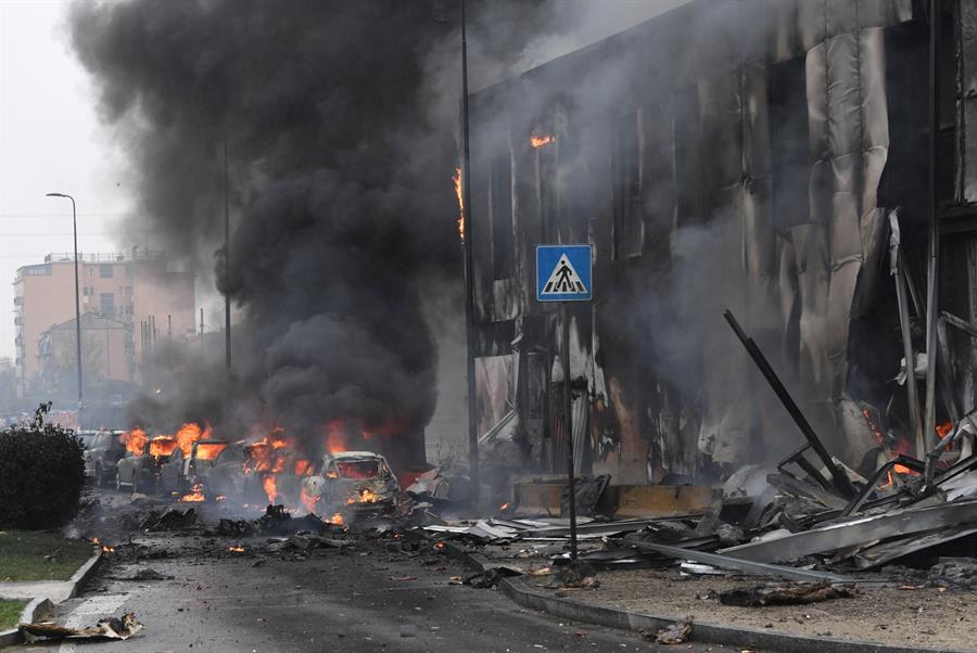 Mueren 8 personas al estrellarse un avión contra un edificio