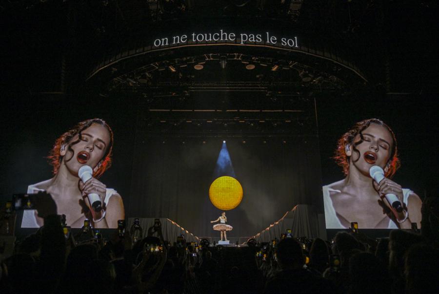 Rosalía deslumbra en Lyon con el arranque de su gira ‘Lux’