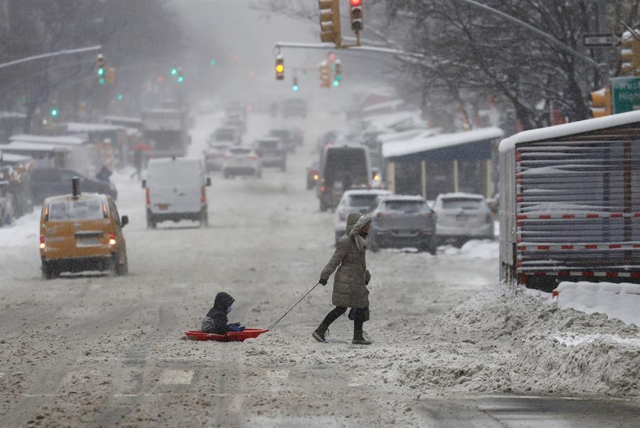 Ciclón bomba en EEUU deja nieve, frío, cortes de luz y suspensión de vuelos
