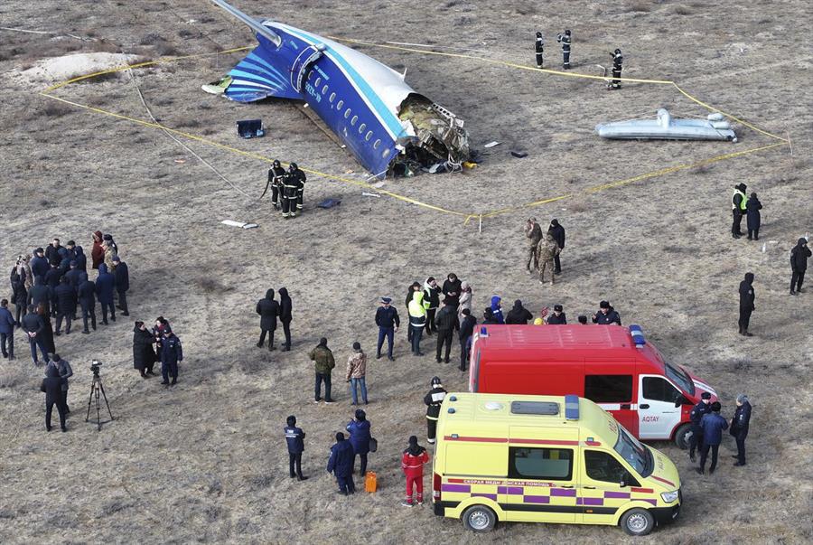 Hallan cajas negras del avión azerbaiyano siniestrado en Kazajistán