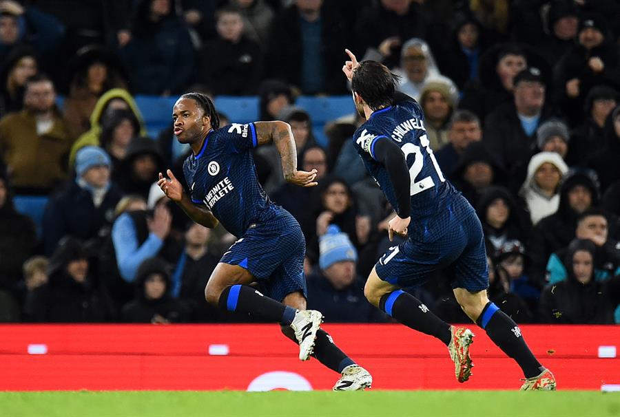 Ssterling puso a soñar al Chelsea ante el Manchester City en la Premier League.