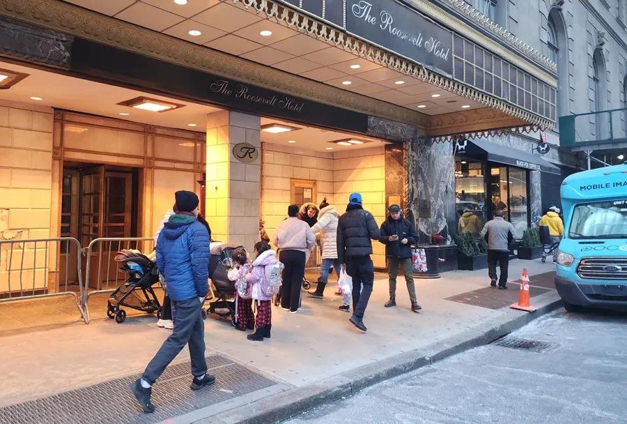 El lujoso hotel Roosevelt, reconvertido en refugio para inmigrantes