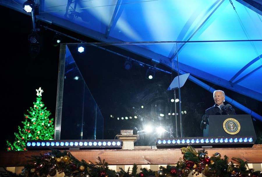 Biden y Harris comparten los focos en el encendido del árbol de Navidad de la Casa Blanca