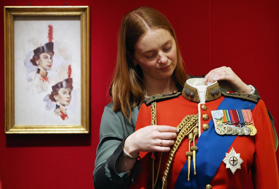 Buckingham expone el vestuario más completo de Isabel II