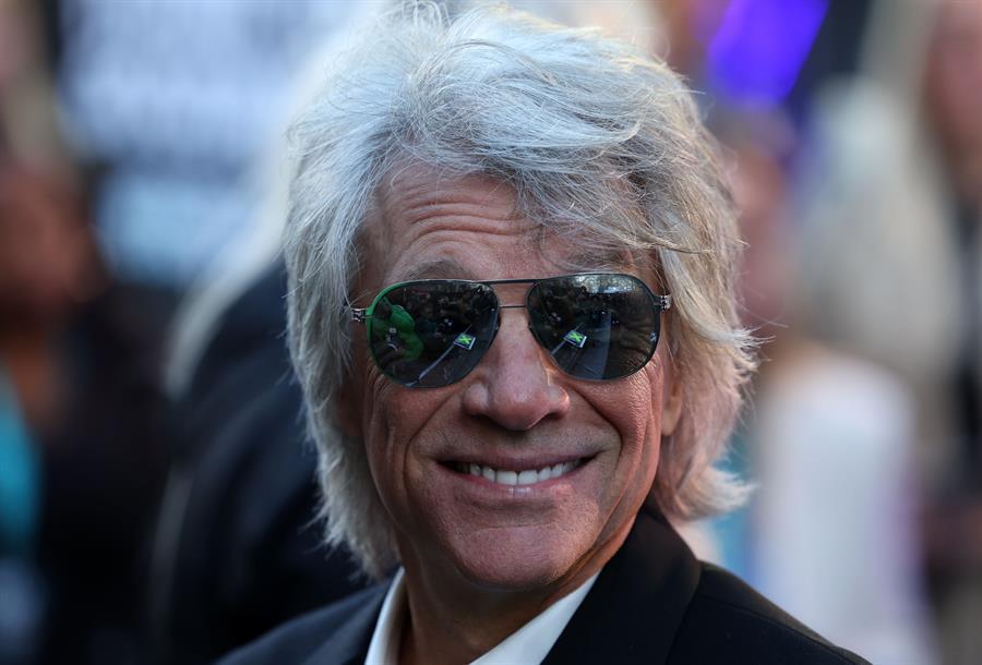 Jon Bon Jovi persuade a mujer para no saltar de un puente
