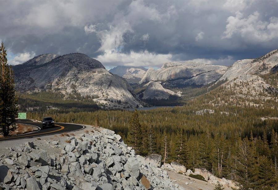 Un fuerte incendio amenaza las secuoyas en el parque de Yosemite en EEUU