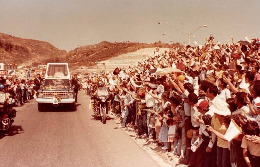 Acompañados por la bendición del papa Juan Pablo II, tres días después, Ángel y Ligia se casaron. “El 11 de marzo nos casábamos por lo civil y el 9 de abril de ese mismo año por la Iglesia”, relató Ángel Ortega.