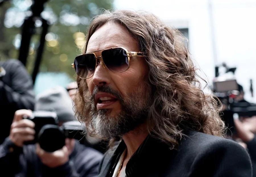 Fiscalía tacha a Russell Brand de depredador sexual despiadado en juicio
