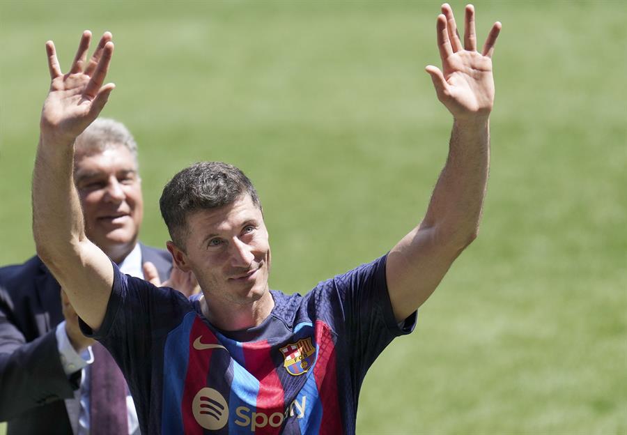 Lewandowski en su presentación en el Camp Nou: “Estoy muy orgulloso de ser futbolista del Barcelona”
