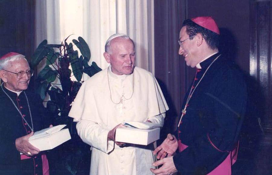 En esta instantanea podemos ver al Papa Juan Pablo II con el cardenal Óscar Andrés Rodríguez Maradiaga