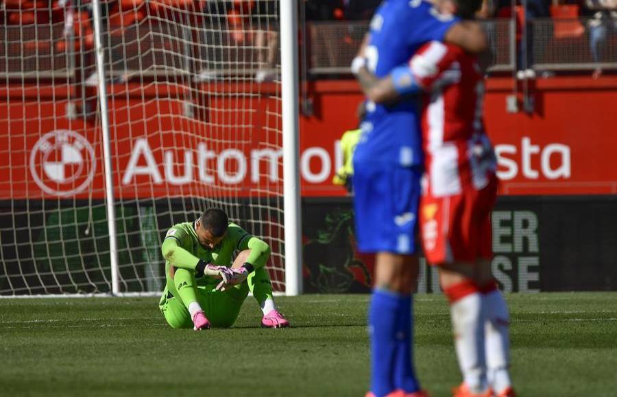 La tristeza no la escondieron los jugadores del Almería, club que apenas sumó un triunfo en 33 partidos.