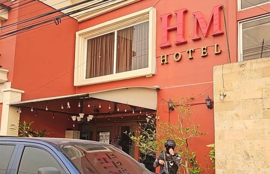 En la capital industrial se allanó un hotel, ubicado en el barrio Suyapa, propiedad de un clan familiar, señalado por presunto blanqueo de capitales al no poder justificar la procedencia de dicho patrimonio. 