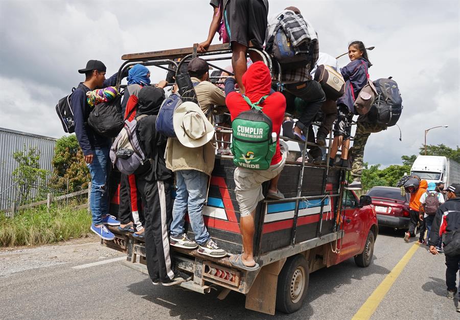 Hondureños en caravana migrante avanzan por México en camiones y a pie