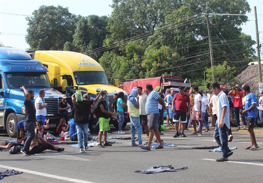 Caravana de migrantes bloquea carretera en el sur de México para exigir visas