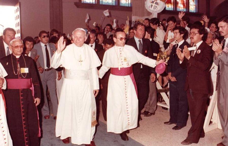  “Juan Pablo II era como el abuelo del mundo, lo apreciaba mucha gente, incluso cristianos no católicos y hasta de otras religiones”, mencionaban algunas personas que que tuvieron la oportunidad de conocer al pontífice en un plano más cercano. 