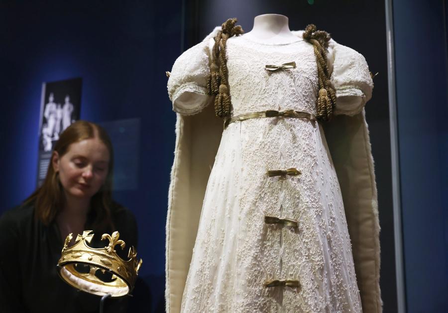 Buckingham expone el vestuario más completo de Isabel II
