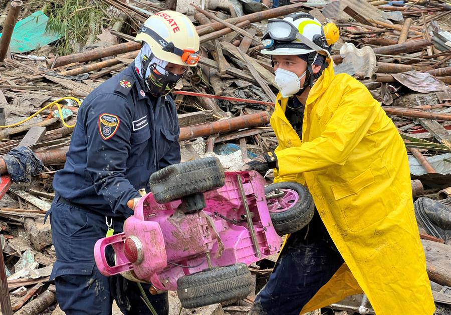 Cuerpos de socorro en el lugar de los hechos.