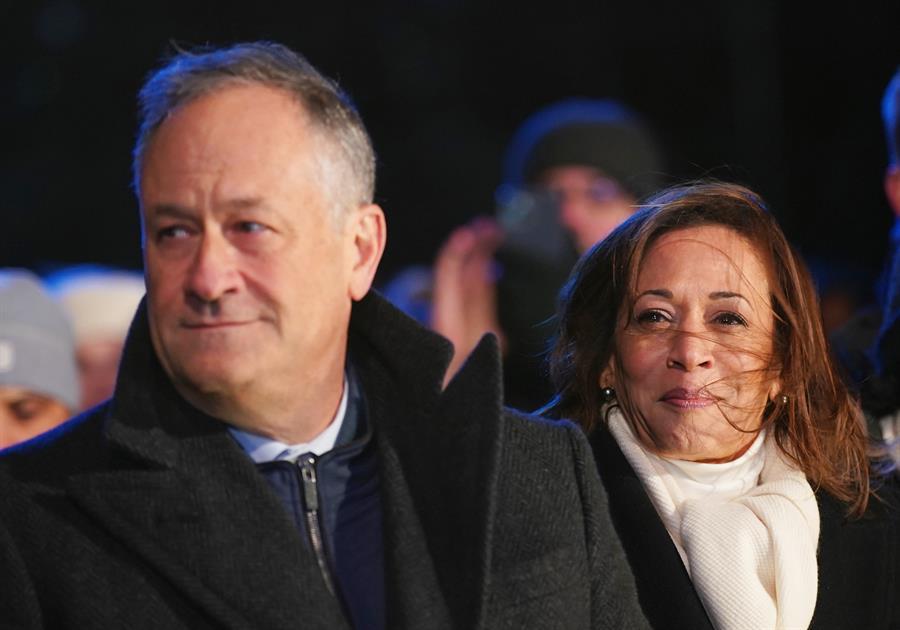 La vicepresidenta Kamala Harris reapareció junto a su esposo en la Casa Blanca.