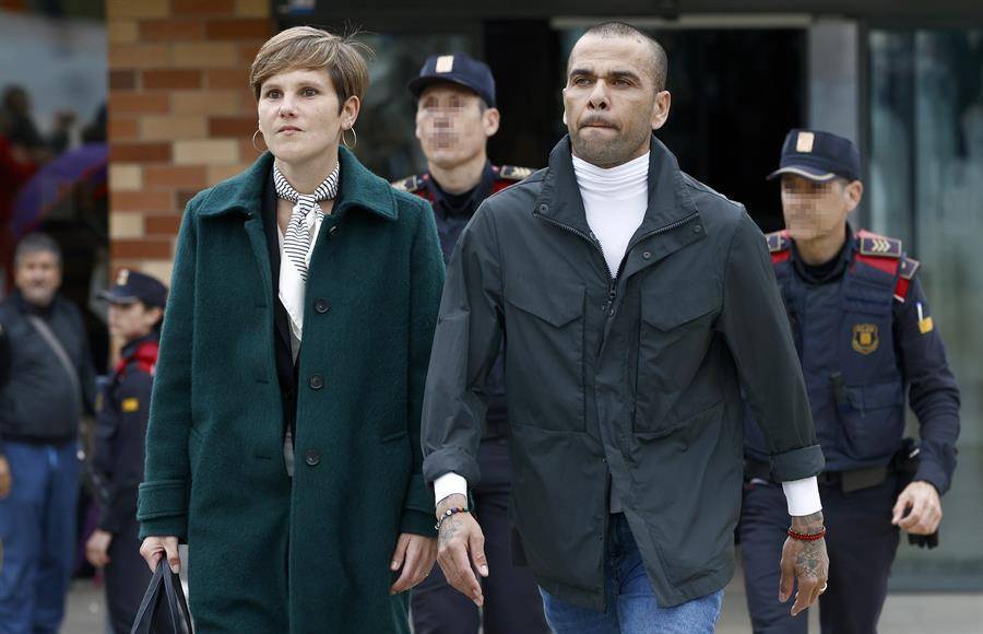 Tampoco las ha hecho la letrada de Alves, que se ha dirigido este lunes hacia Brians 2 después de haber podido consignar el millón de euros de fianza.