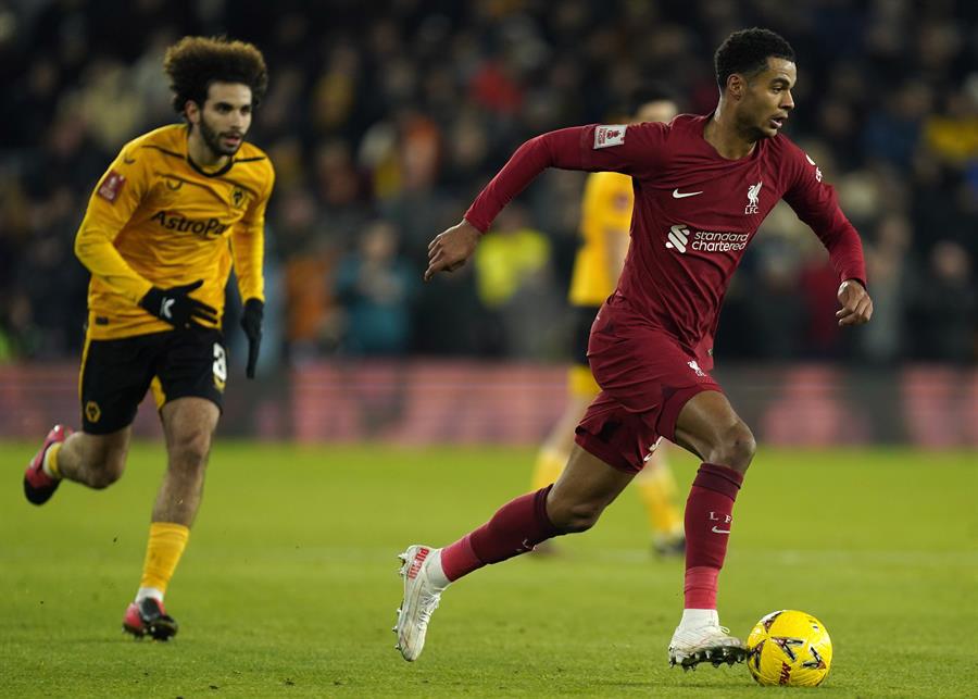 Cody Gakpo durante el cuentro de la FA Cup.