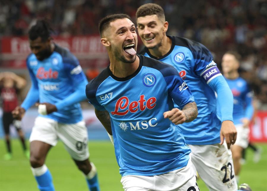 Napoli le quita el invicto al Milan y se coloca como líder de la Serie A
