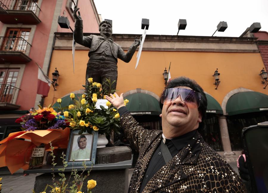 México vuelve a cantarle a Juan Gabriel 10 años después de su muerte
