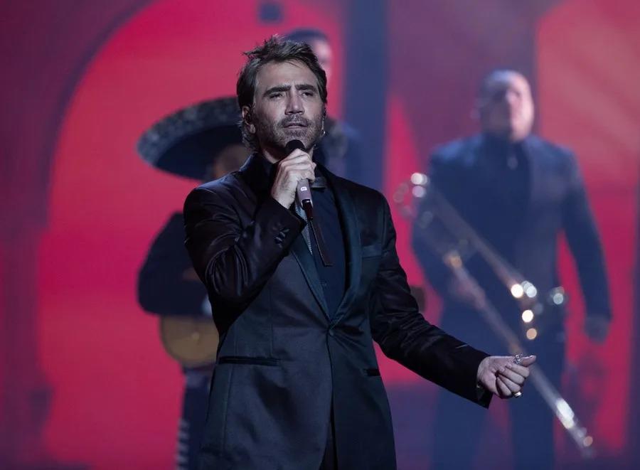 Alex Fernández continúa hospitalizado tras ser diagnosticado con dos infecciones