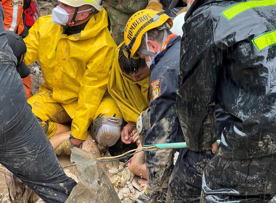 Ascienden a 14 los fallecidos por deslizamiento de tierra en Colombia