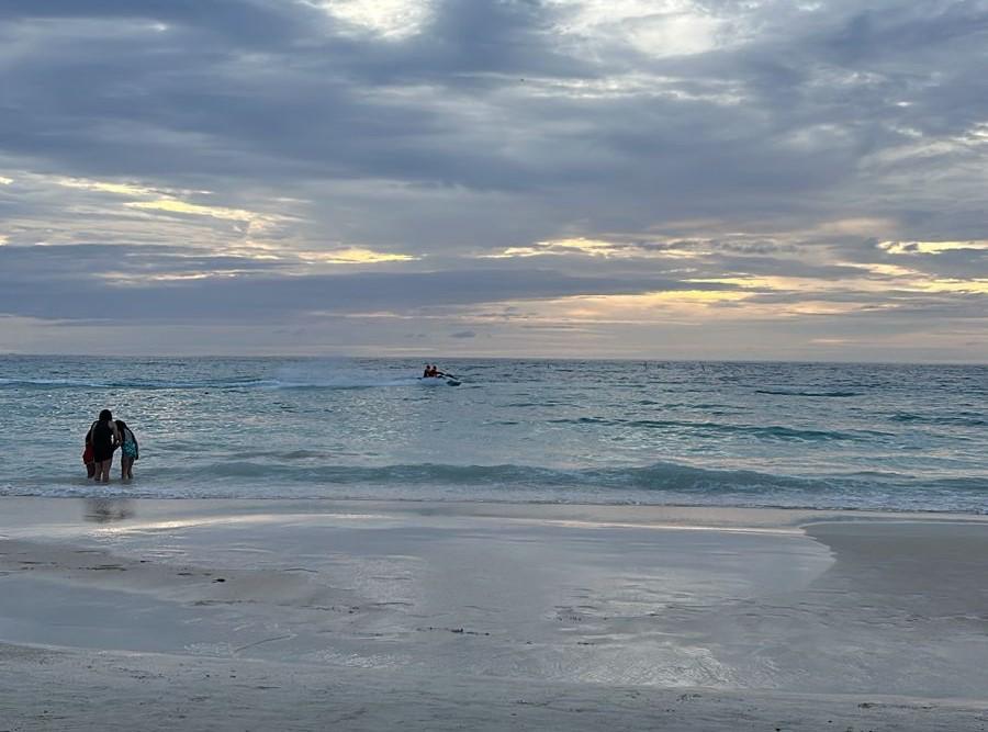Turistas disfrutan de nuevo en las playas de Roatán