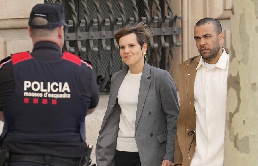 Dani Alves le devolvió al padre del astro Neymar los 150.000 euros que le dio para costear su defensa, dijo este miércoles su abogada.