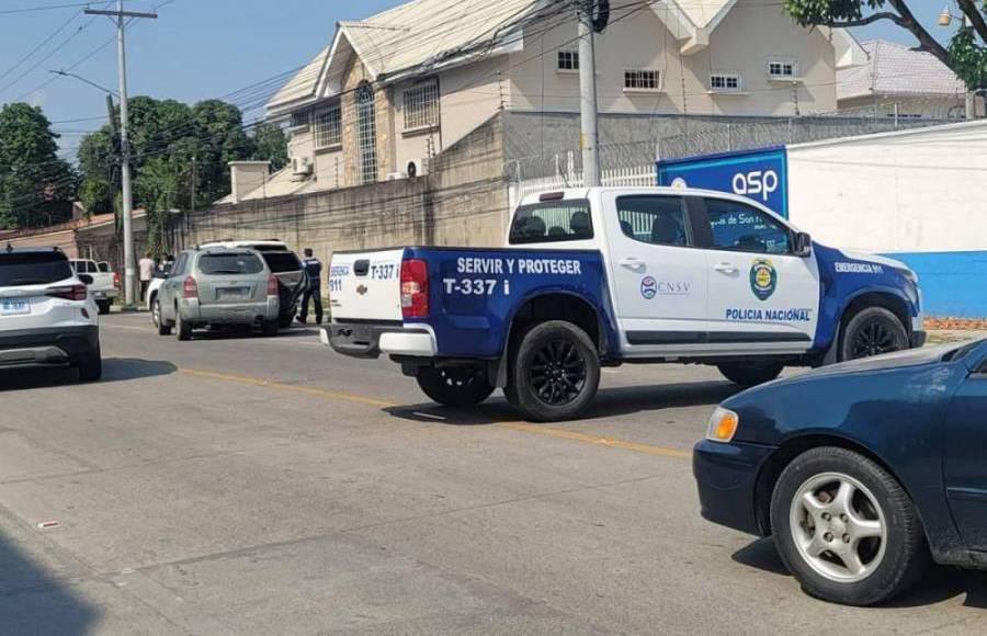 Robleda Leiva se conducía se conducía con una de sus hijs, sobre el carril derecho y, a la par de él, en el carril izquierdo, iba el sujeto que minutos después le arrebataría la vida infiriéndole varios balazos y dejando herida a su pequeña.