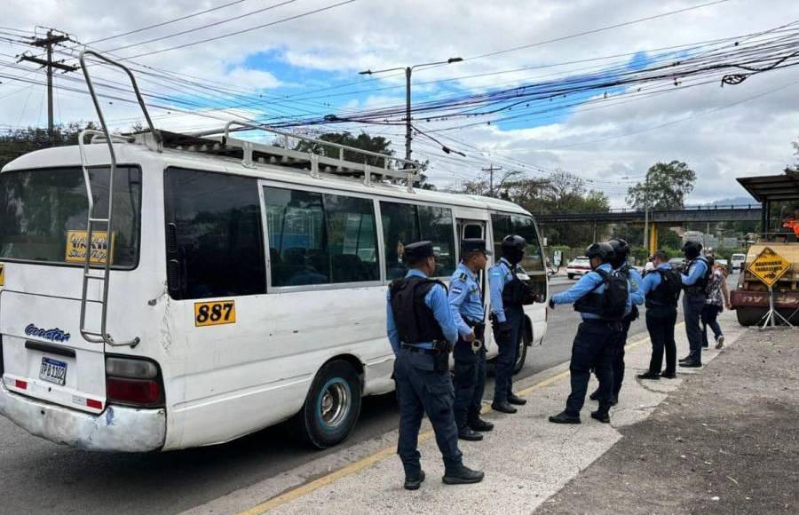 Todo pasó rápidamente, pues pocos segundos después el sujeto disparó contra el joven hombre que murió en el acto.
