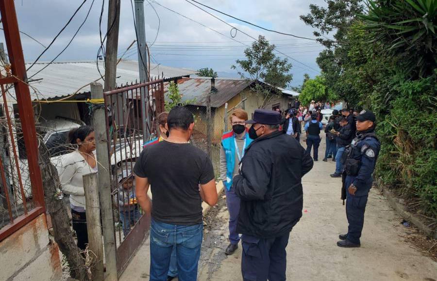 El reporte policial establece que, según testigos, la joven habría dado a luz en junio de 2023, es decir que habría ocultado el cuerpo de su recién nacido durante siete meses en el patio de su casa.