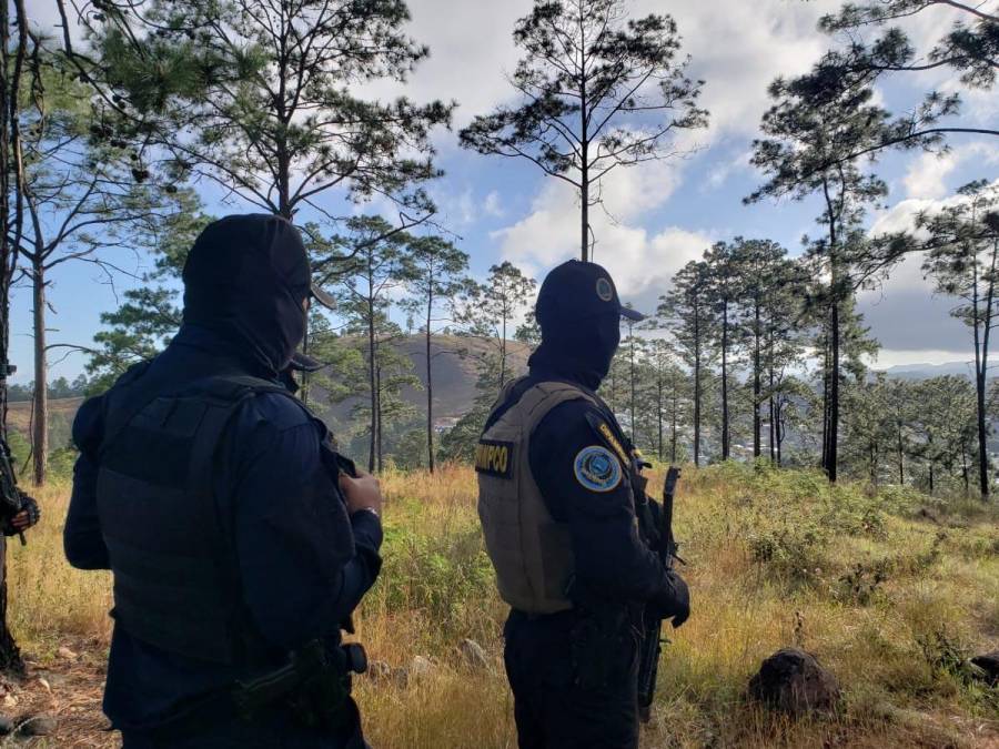 Los agentes rodearon la zona para capturar a supuestos pandilleros pero no había nadie en el escondite.